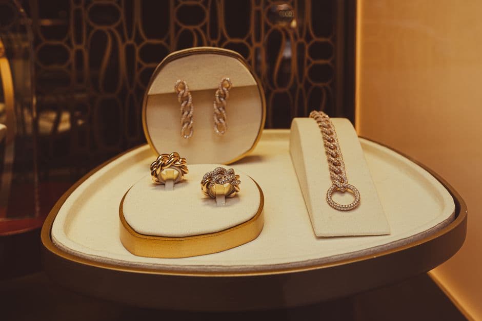 Expositor de pendientes, anillos y accesorios en una tienda de bisutería