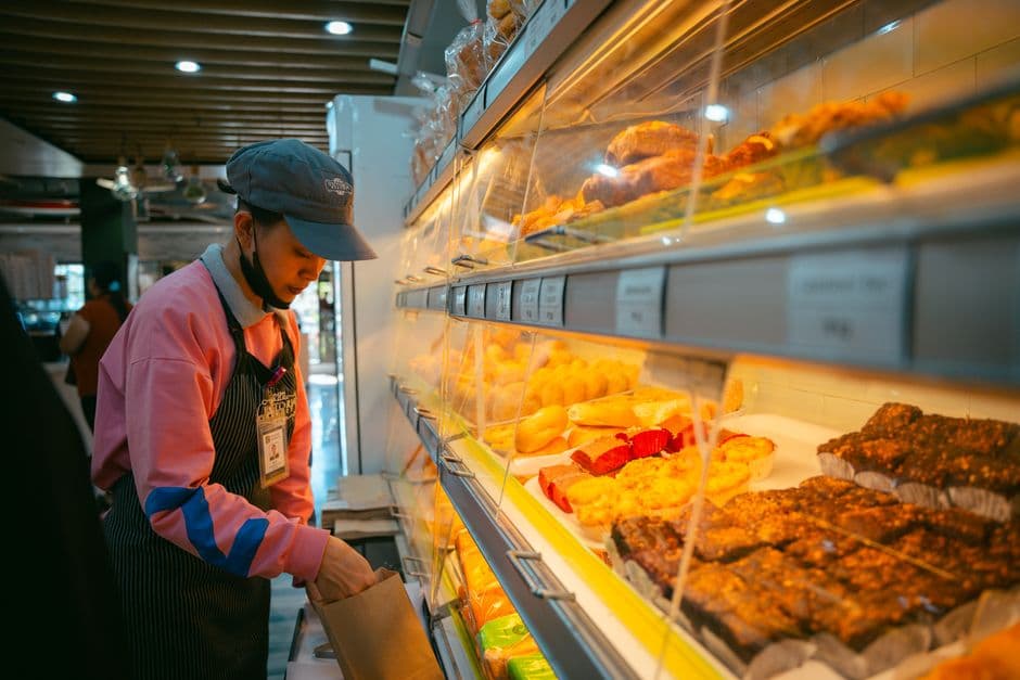 Mostrador de una panadería con pan y bollería a la vista