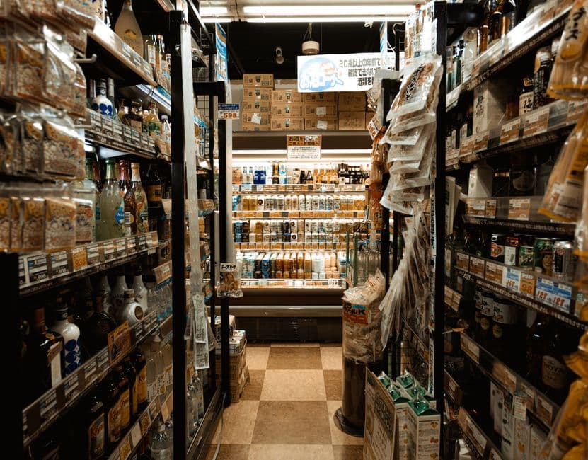 Pasillos y estantes de un pequeño supermercado de barrio
