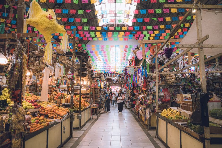 Puesto de frutas y verduras en un mercado mexicano