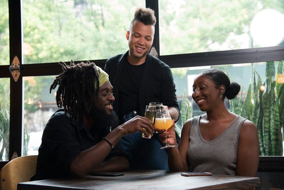 Ambiance conviviale dans un nganda (bar-restaurant) a Kinshasa