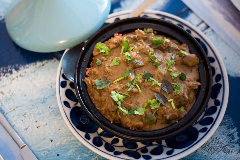 Tajine marocain servi sur une table de restaurant